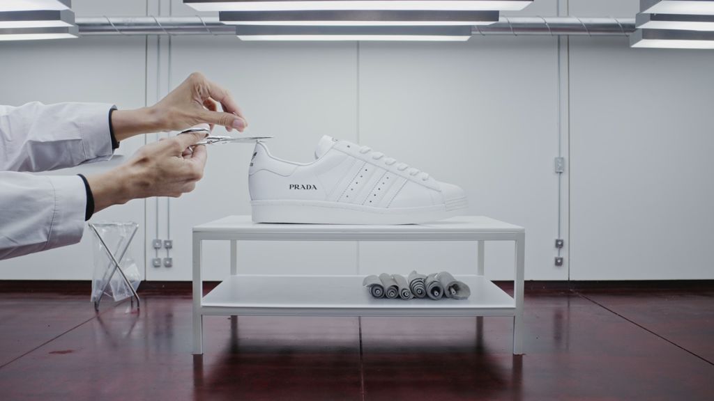 Prada x Adidas: Sự Giao Thoa Giữa Di Sản và Tương Lai Hinh anh 2: Prada x Adidas: Su Giao Thoa Giua Di San va Tuong Lai