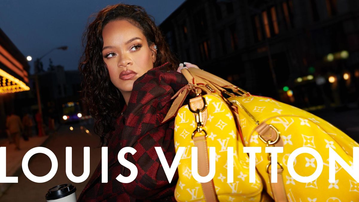 Rihanna fait sensation au défilé Louis Vuitton de Pharrell Williams avec  cette montre à 600.000 euros portée autour du cou